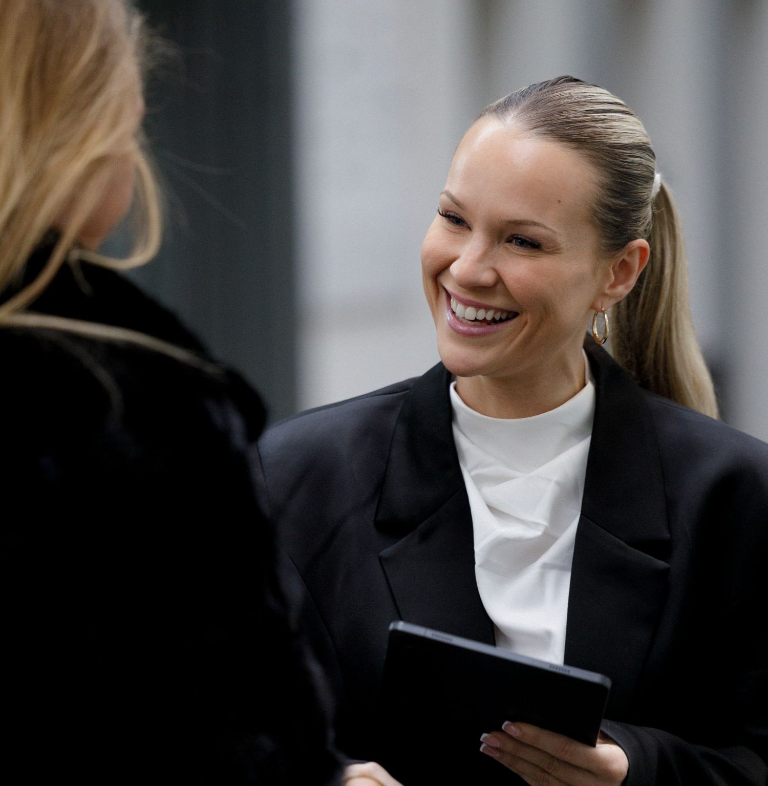 Floor host tager imod og hjælper en gæst